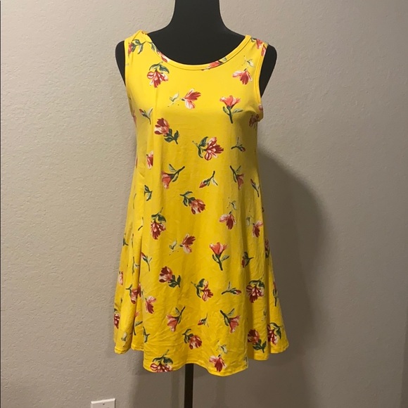 Discreet Dresses & Skirts - 🐠4/$15 Yellow Floral Sleeveless Dress